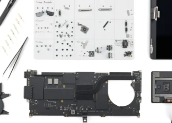 کالبد شکافی لپ‌تاپ MacBook Pro M5: باتری بزرگ‌تر، تعمیرپذیری اندکی بهتر