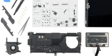 کالبد شکافی لپتاپ MacBook Pro M5: باتری بزرگتر، تعمیرپذیری اندکی بهتر