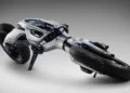 : موتورسیکلت Yamaha MOTOROiD:Λ در حالت خوابیده روی زمین، آماده برای ایستادن خودکار بدون دخالت انسان.