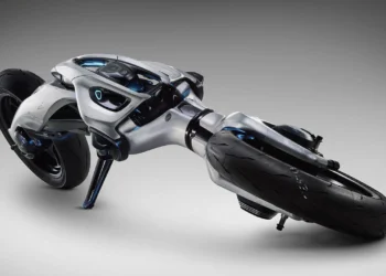 : موتورسیکلت Yamaha MOTOROiD:Λ در حالت خوابیده روی زمین، آماده برای ایستادن خودکار بدون دخالت انسان.