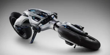 : موتورسیکلت Yamaha MOTOROiD:Λ در حالت خوابیده روی زمین، آماده برای ایستادن خودکار بدون دخالت انسان.