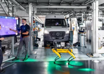 کارمند جدید مرسدس‌بنز نمی‌ خوابد، غذا نمی‌ خورد و حقوق نمی‌ گیرد!