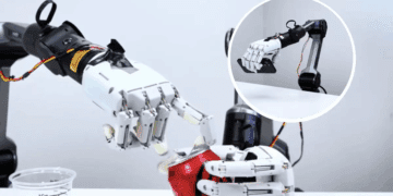 این دست رباتیک همانند انسان قوطی نوشابه را باز می‌کند و آیفون را در دست می‌گیرد!