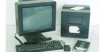 رایانه NeXT در چنین روزی در سال ۱۹۸۸ رونمایی شد
