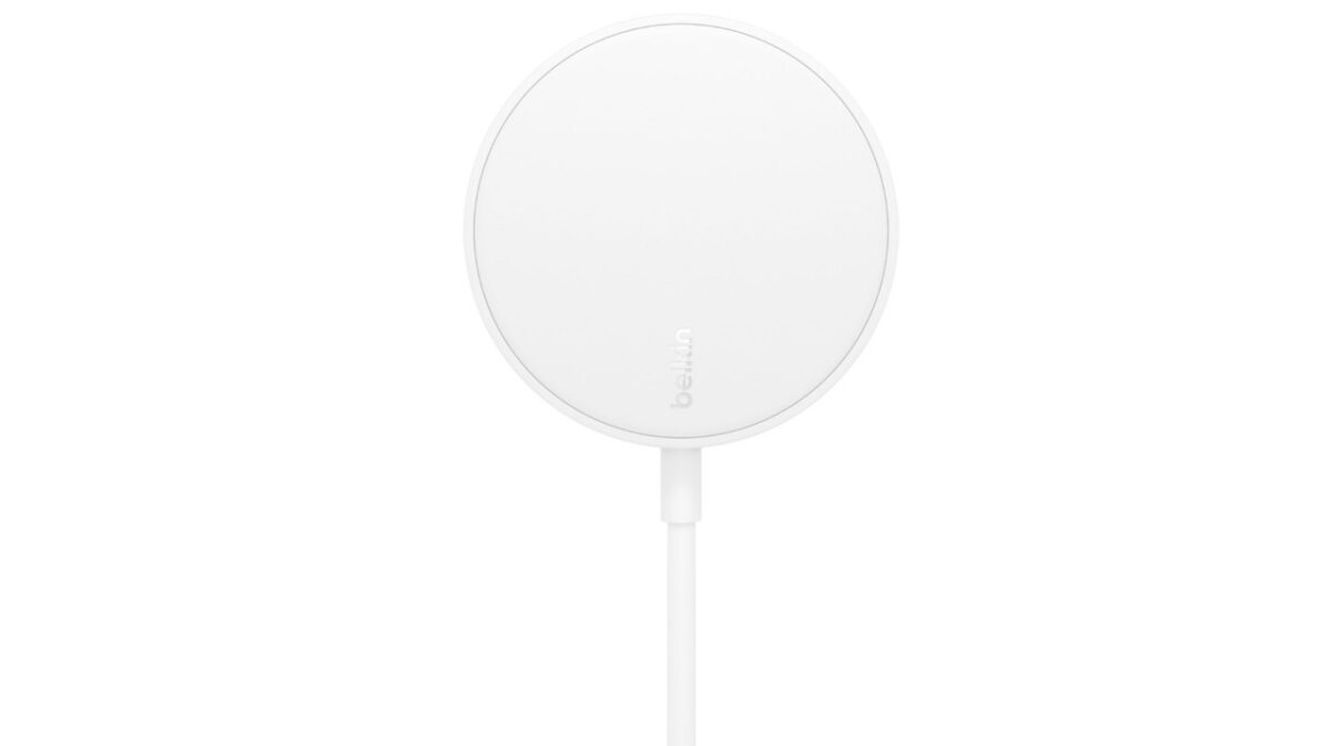 بلکین BOOST یکی از دقیقترین مدلهای همتراز با شارژر رسمی اپل است و از توان خروجی 7.5 وات پشتیبانی میکند.