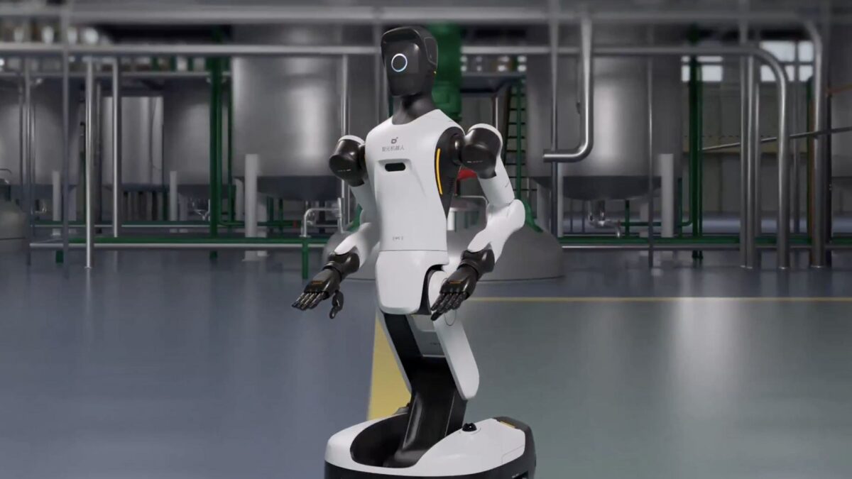 ربات انساننمای Agibot G2 در محیط صنعتی با بازوهای فعال و طراحی مدرن