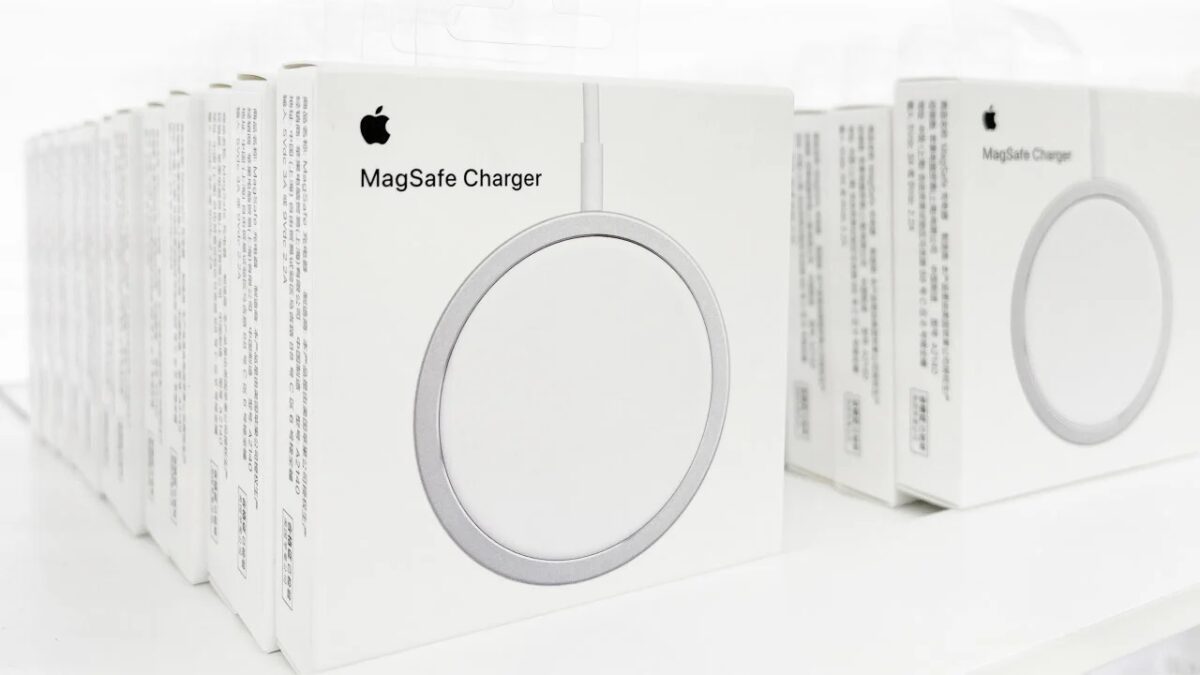 شارژر رسمی اپل با توان خروجی ۱۵ وات و طراحی مینیمال آلومینیومی، یکی از دقیقترین نمونههای شارژ بیسیم آیفون است.