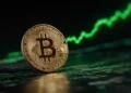 تحلیل قیمت بیت‌کوین (BTC)؛ واگرایی نزولی نشانه‌ای از اصلاح احتمالی در آینده نزدیک
