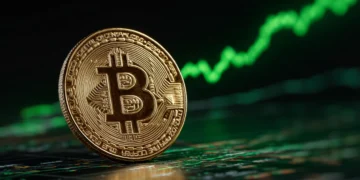 تحلیل قیمت بیت‌کوین (BTC)؛ واگرایی نزولی نشانه‌ای از اصلاح احتمالی در آینده نزدیک