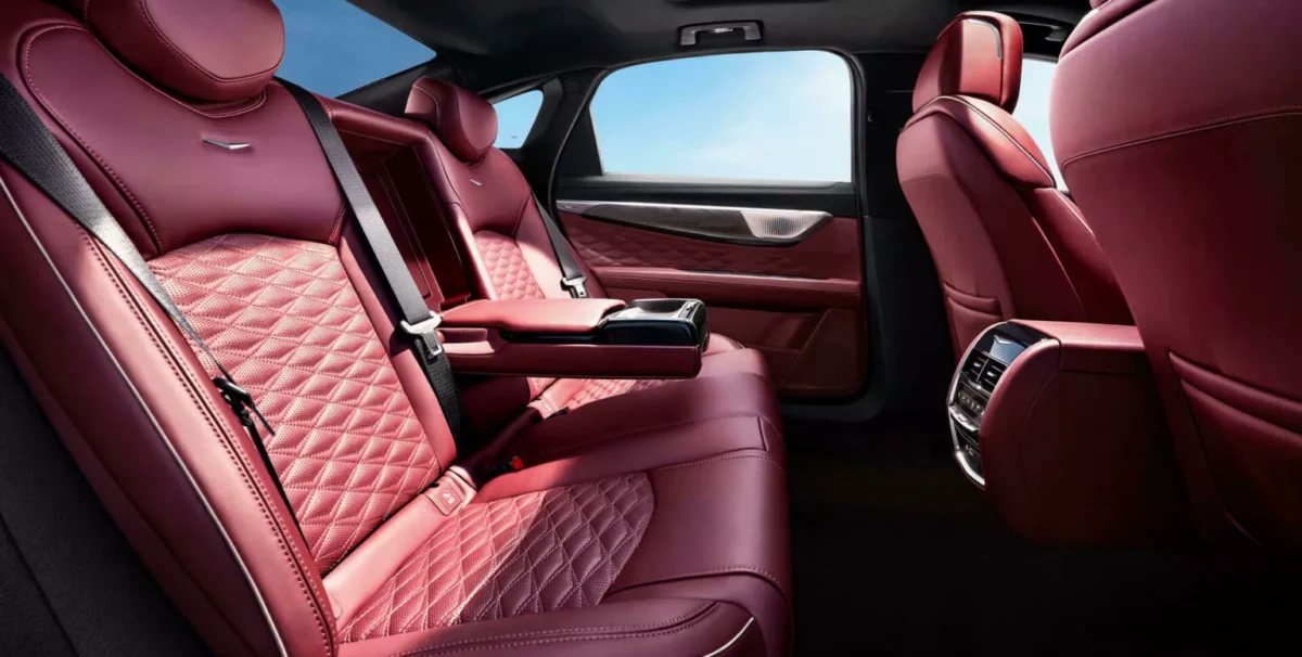 فضای داخلی عقب Cadillac CT6 با صندلیهای چرمی قرمز تیره دوختهشده به سبک الماسی و کنسول مرکزی لوکس
