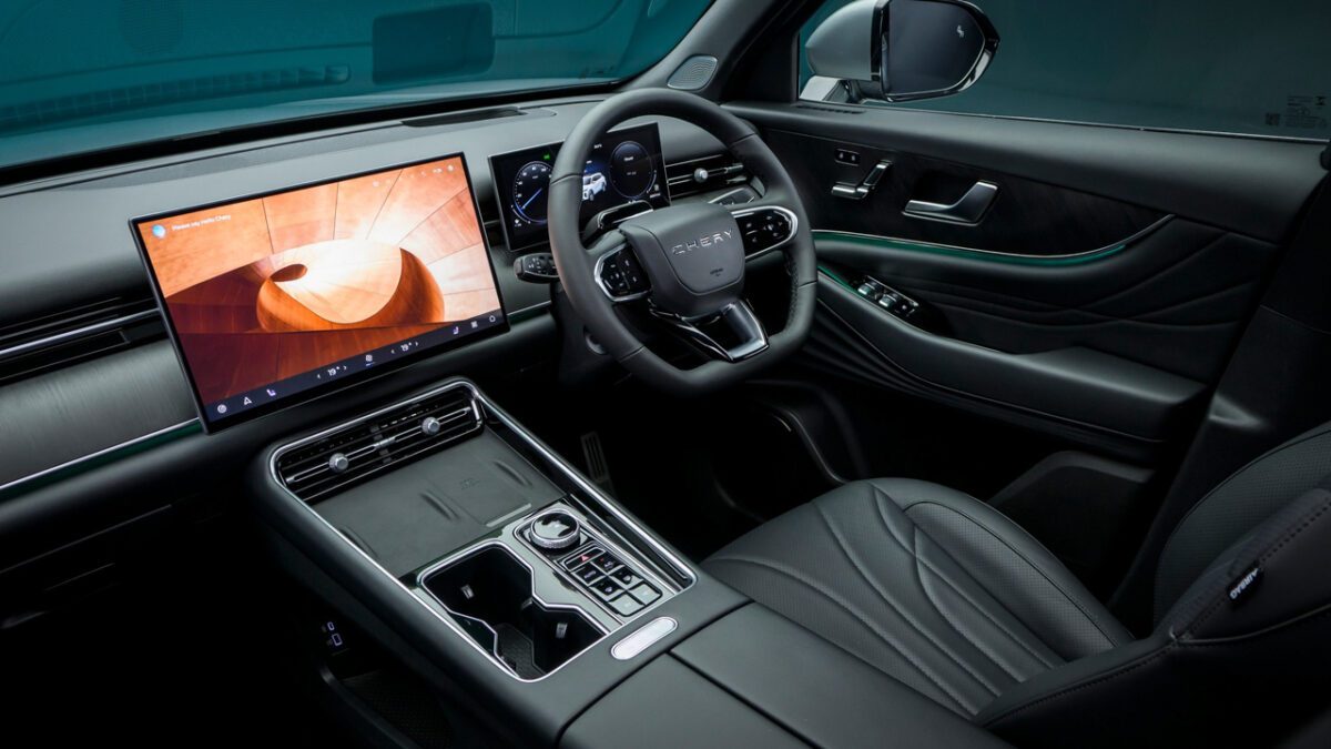 نمای داخلی کابین Chery Tiggo 9 CSH با نمایشگر بزرگ 15.6 اینچی، فرمان چندمنظوره و تریم چرمی مشکی