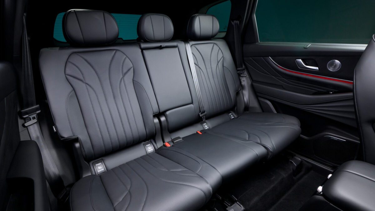 نمای ردیف دوم صندلی‌های چرمی Chery Tiggo 9 با دوخت عمودی، تکیه‌گاه مرکزی و تریم درب مشکی براق