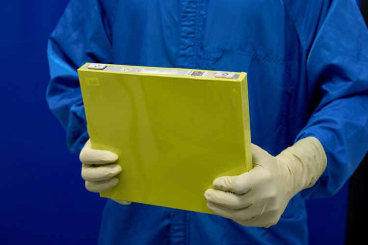 نمونه اولیه سلول منشوری زرد رنگ LMR؛ سلول آزمایشی ساخته‌شده در دیترویت برای آزمایش چگالی انرژی و دوام بالا.