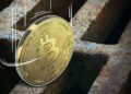 بیت‌کوین (BTC) روی لبه تیغ؛ آینده قیمت پس از اصلاح اخیر چه خواهد بود؟