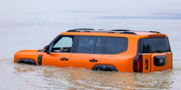 عبور تاریخی شاسی‌بلند هیبریدی چری از رودخانه یانگ‌تسه