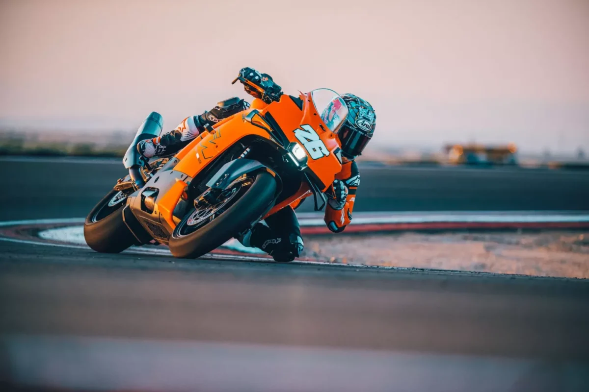 KTM 990 RC R در حال ورود به پیچ با زاویه خواب زیاد روی آسفالت پیست، نشاندهندهی چسبندگی بالا و عملکرد تعلیق WP.