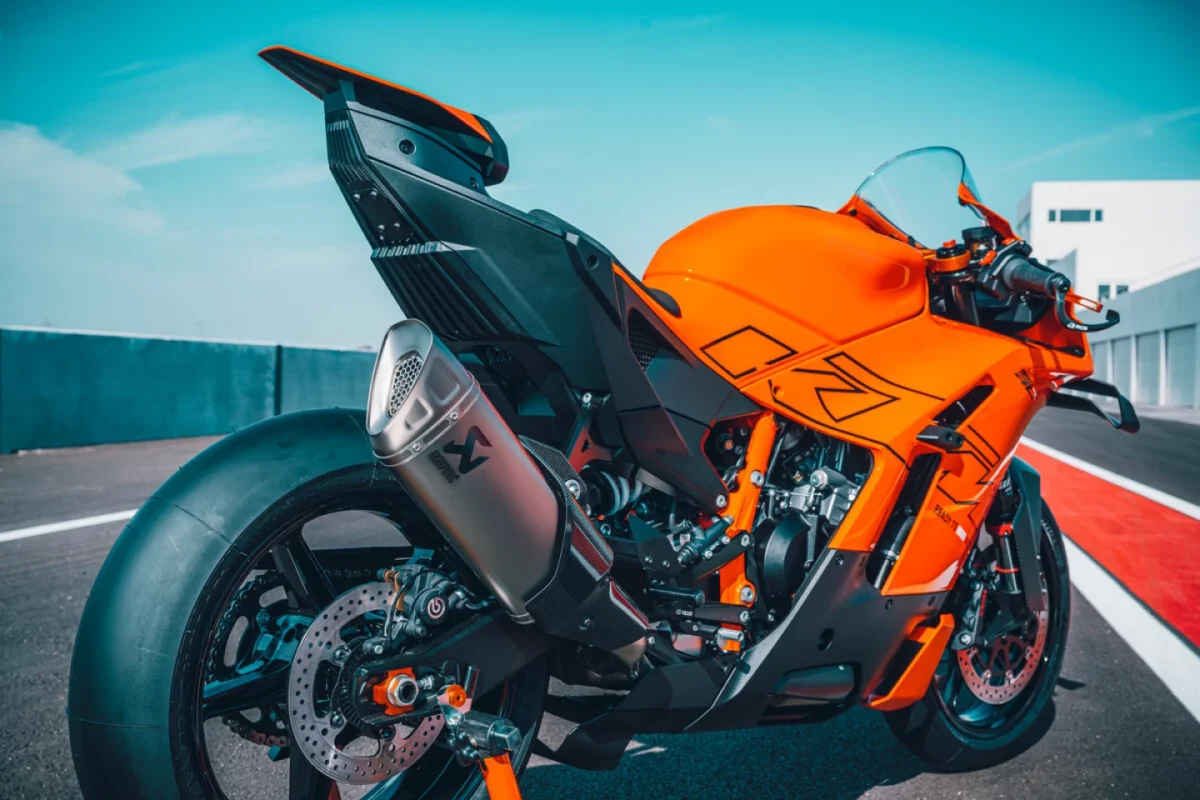 نمای نزدیک از قسمت عقب KTM 990 RC R با اگزوز Akrapovic و تایرهای مخصوص پیست Michelin Power Cup 2.