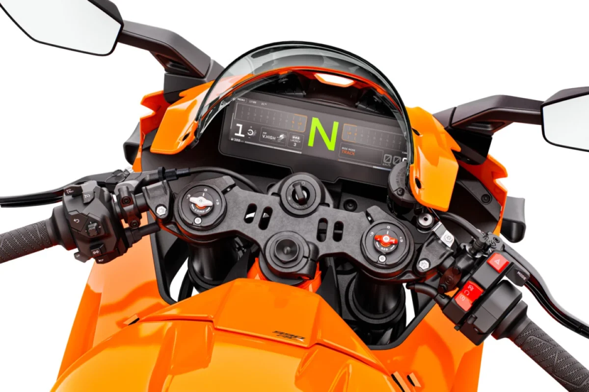 نمای کابین و فرمان KTM 990 RC R با نمایشگر TFT لمسی ۸.۸ اینچی و دکمههای Haptic کنترل حالتهای رانندگی.