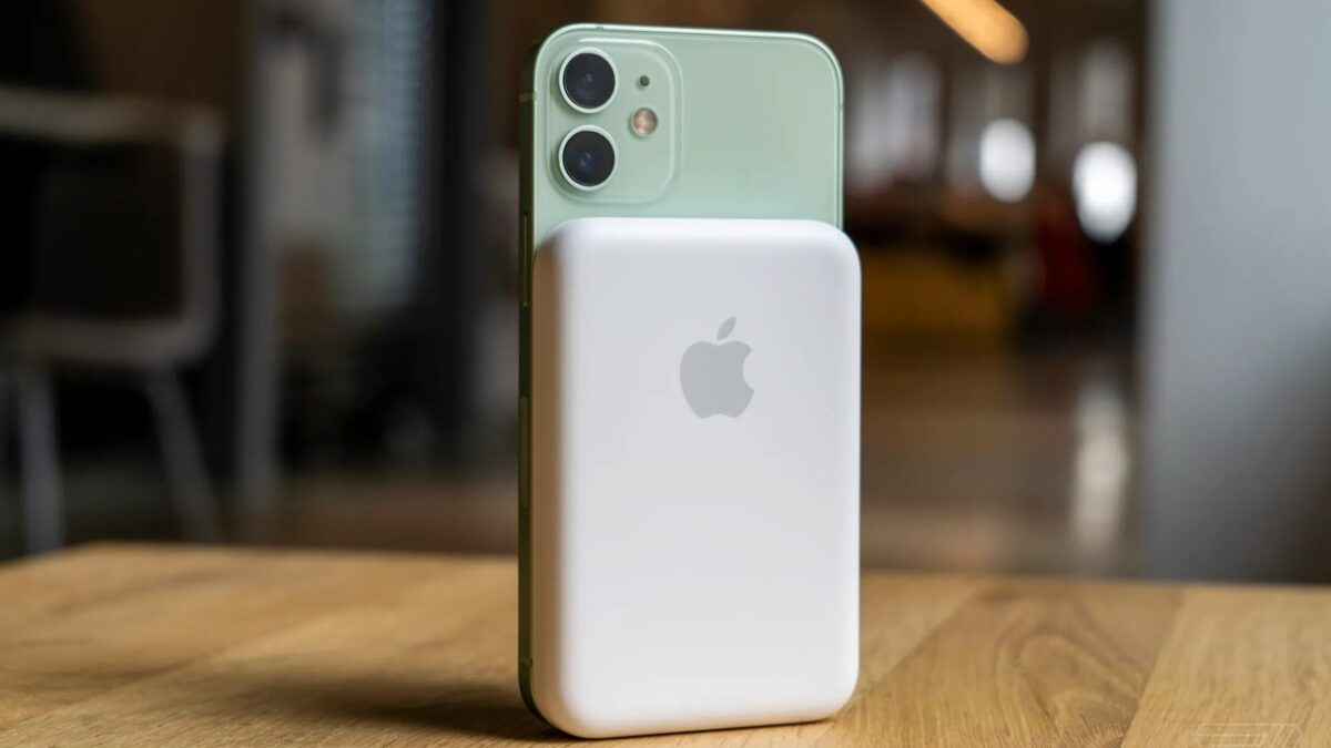 یکی از چالشهای شارژرها و لوازم جانبی سنتی، اتصال ناپایدار است. اما در فناوری MagSafe، اتصال مغناطیسی قوی باعث میشود آیفون در جای دقیق خود قرار گیرد و از قطع شدن شارژ جلوگیری شود.