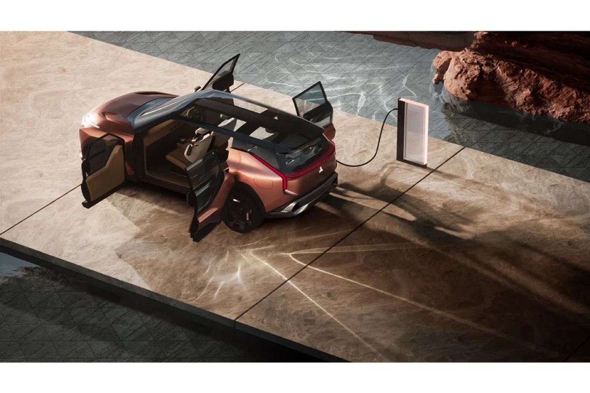 نمای از بالا Mitsubishi Elevance در حال شارژ از ایستگاه برقی با درهای باز و نور طبیعی محیط.