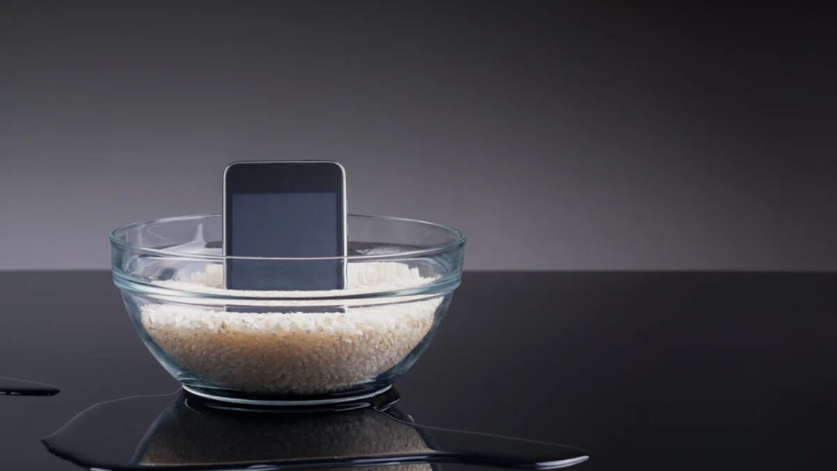 قرار دادن گوشی در برنج، برخلاف باور عمومی، روش مطمئنی نیست.