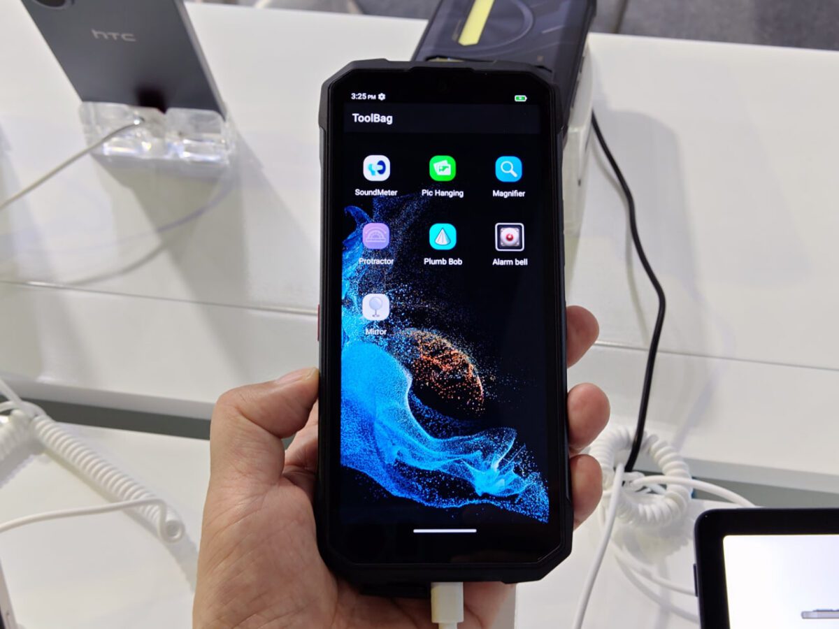 بازگشت HTC به دنیای گوشی‌های هوشمند با معرفی سری جدید Wildfire در GITEX 2025