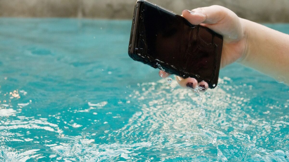 ضربههای فیزیکی و سقوط گوشی میتوانند ساختار آببندی دستگاه را تخریب کنند.