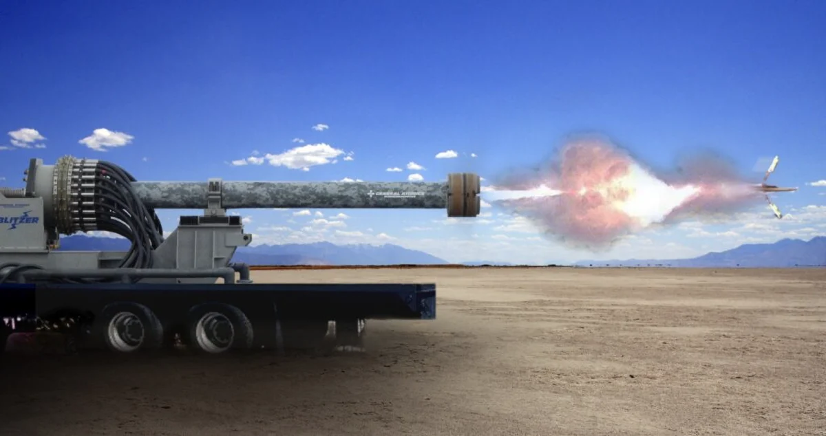 شلیک آزمایشی توپ ریلی الکترومغناطیسی در بیابان