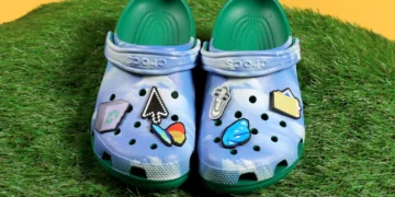 مایکروسافت از دم‌پایی Crocs با تم Windows XP رونمایی کرد