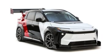 نمای جلویی خودروی مفهومی تویوتا bZ Time Attack با طراحی اسپرت، سپر پهن، اسپلیتر جلویی مشکی و باله بزرگ عقب دیده می‌شود.