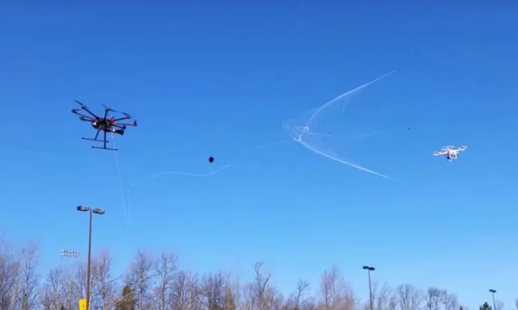 شکار پهپادهای متجاوز با تورهای پرسرعت