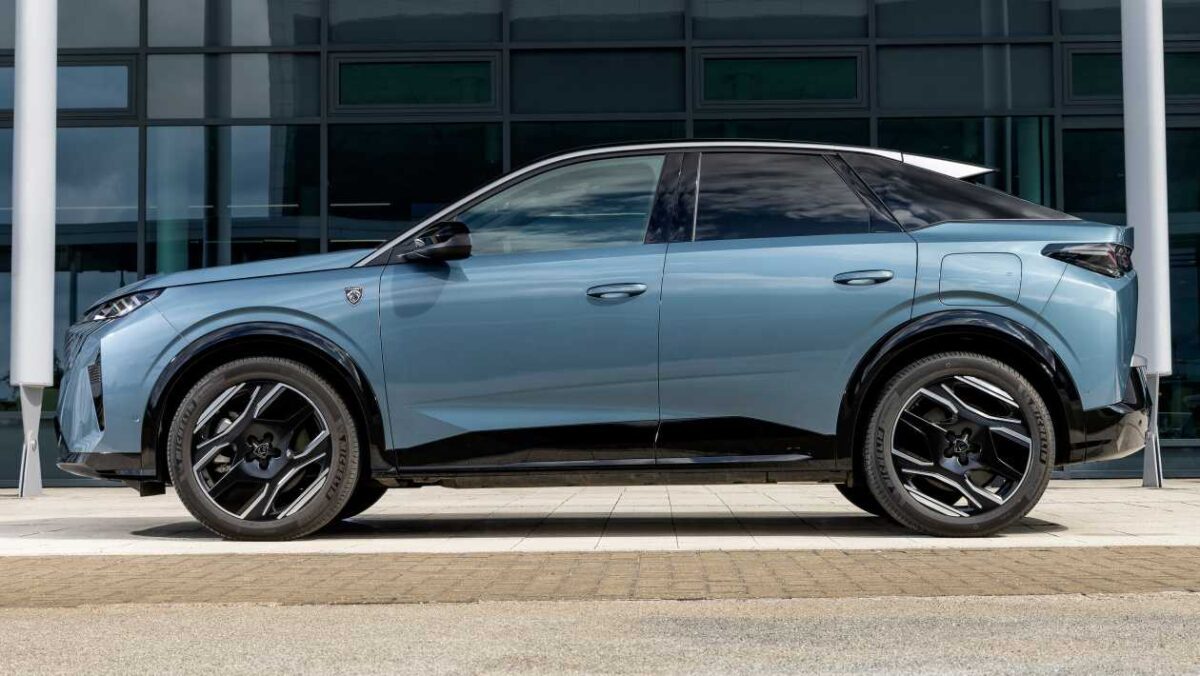 نمای جانبی پژو E3008 GT Premium با طراحی سقف شیب‌دار کوپه‌مانند، رینگ‌های بزرگ 20 اینچی و تناسب اسپرت بدنه.