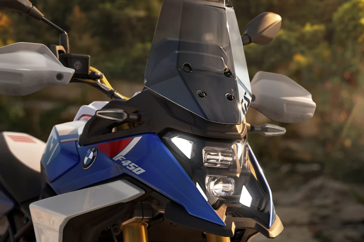 نمای نزدیک از چراغ جلوی LED با طرح X و جزئیات لوگوی BMW