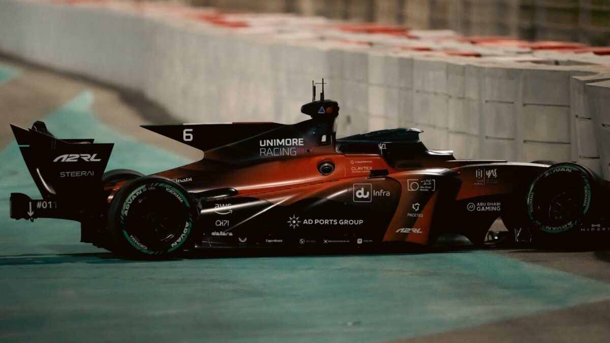 خودروی مسابقهای Unimore در اولین دوره لیگ مسابقات خودروهای خودران جهان به موانع برخورد کرد