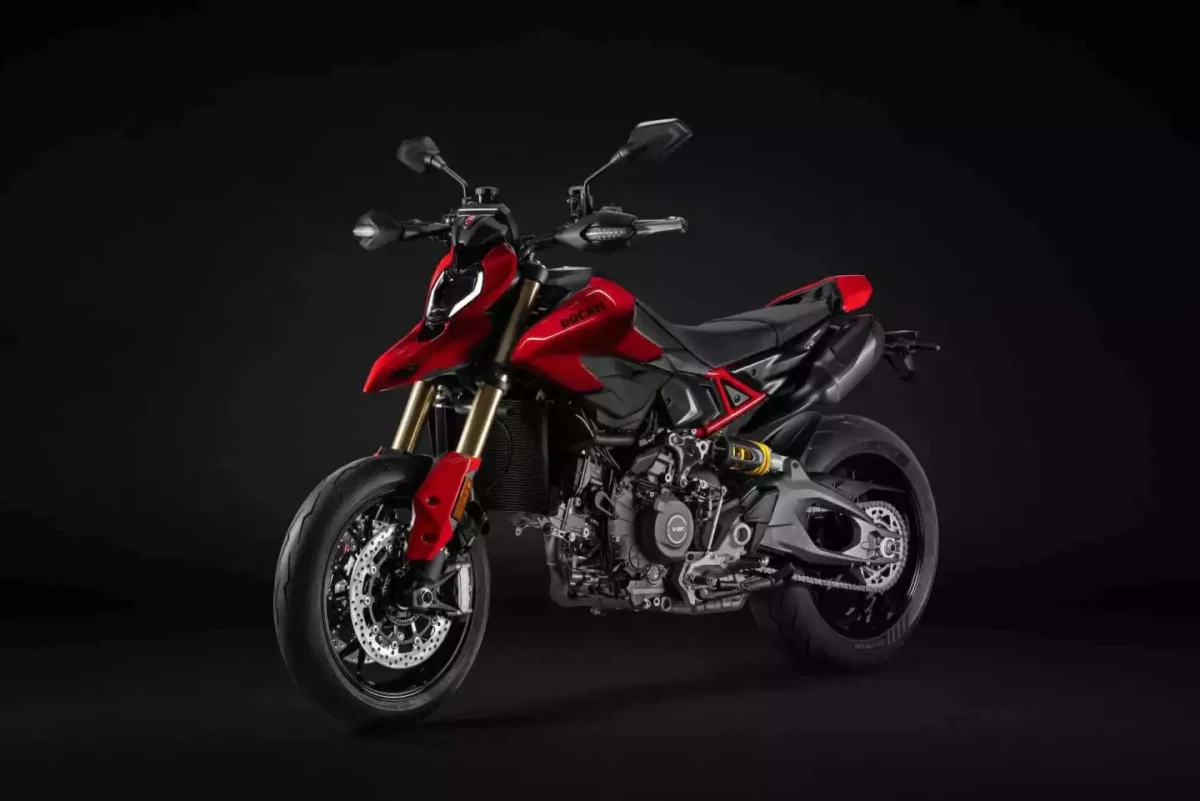 نمای استودیویی Hypermotard V2 قرمز با پس‌زمینه‌ی مشکی و جزئیات سیستم تعلیق