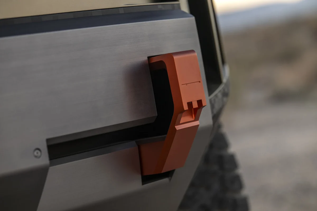 قلاب ریکاوری نارنجی‌رنگ روی سپر عقب Hyundai Crater