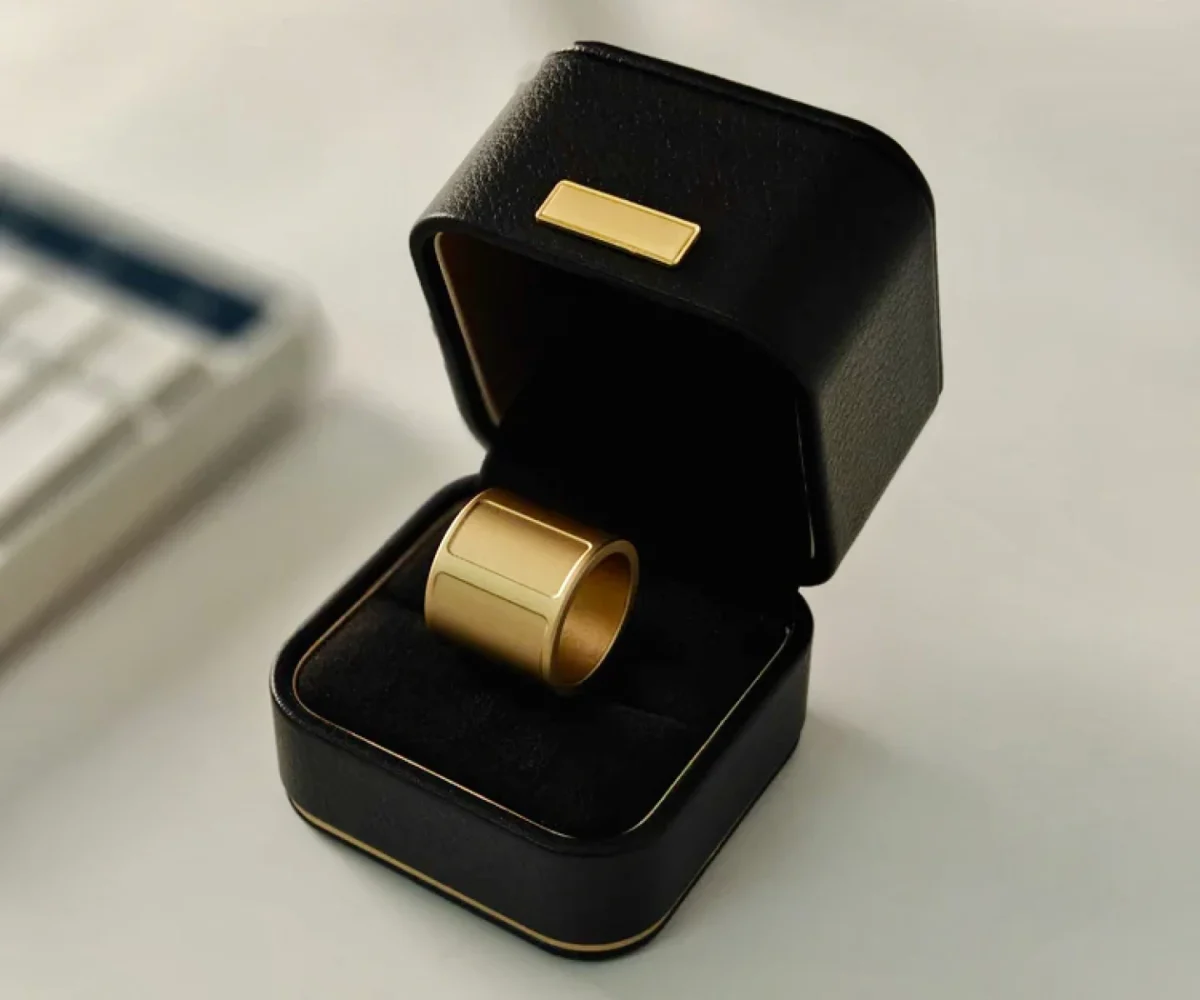 ماوس حلقه‌ای Prolo داخل یک جعبه چرمی مشکی با طراحی طلایی شیک به نمایش گذاشته شده است