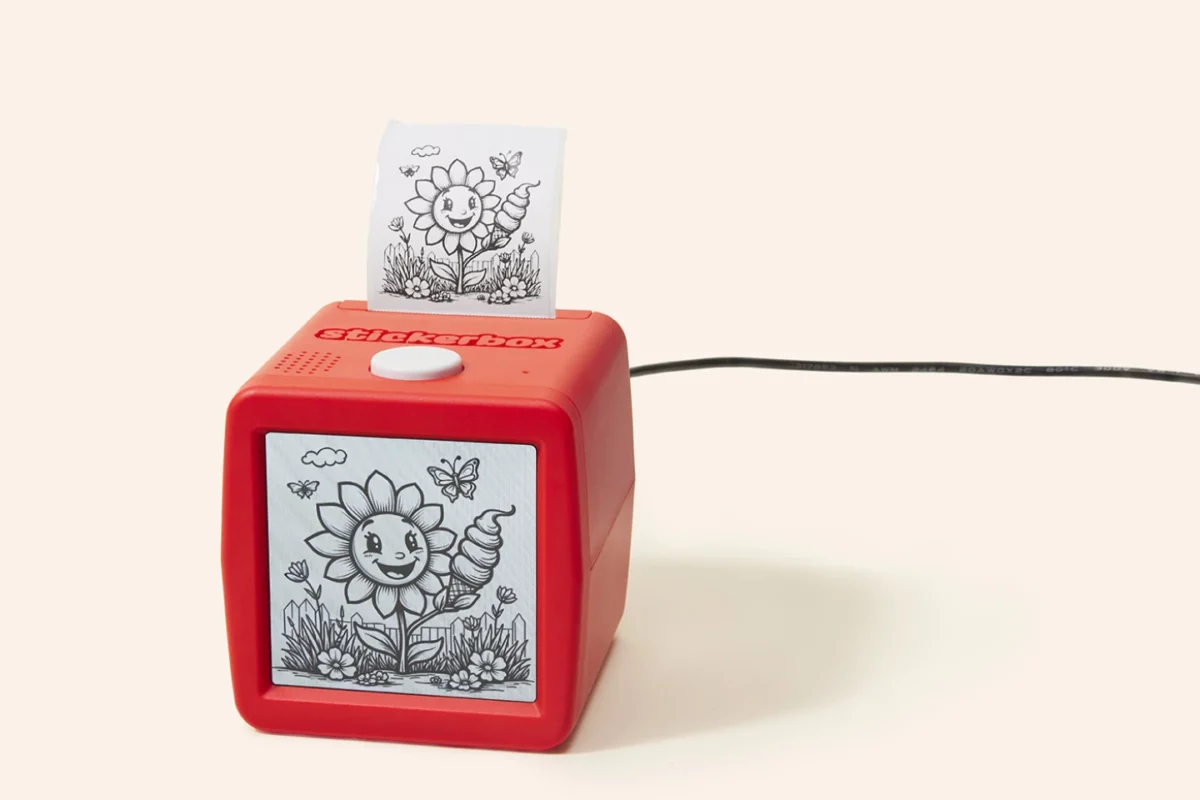 پرینتر کوچک Stickerbox در حال چاپ طرح گل کارتونی برای رنگآمیزی