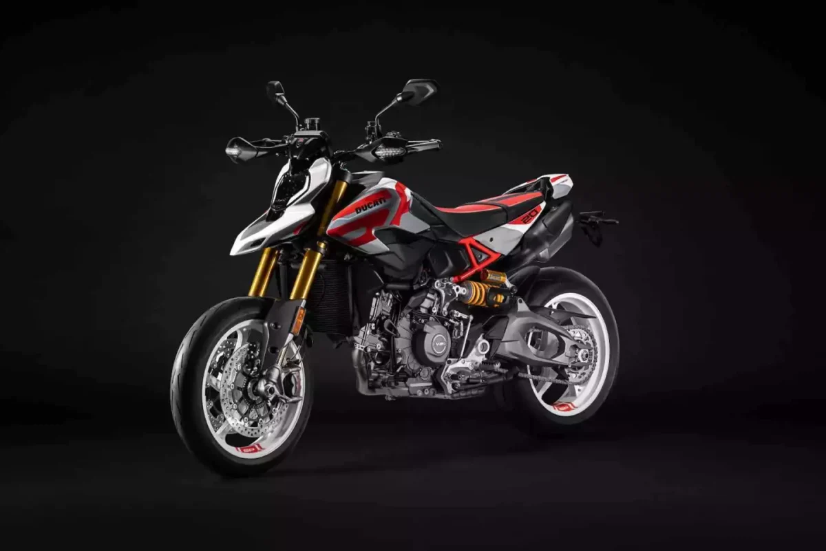 نمای استودیویی موتورسیکلت Hypermotard V2 SP دوکاتی با رنگ های سفید و قرمز