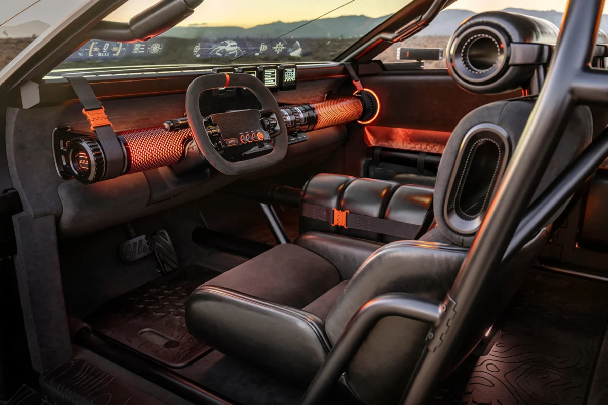 ابین Crater با فرمان خاص، رول‌کیج و داشبورد لوله‌ای