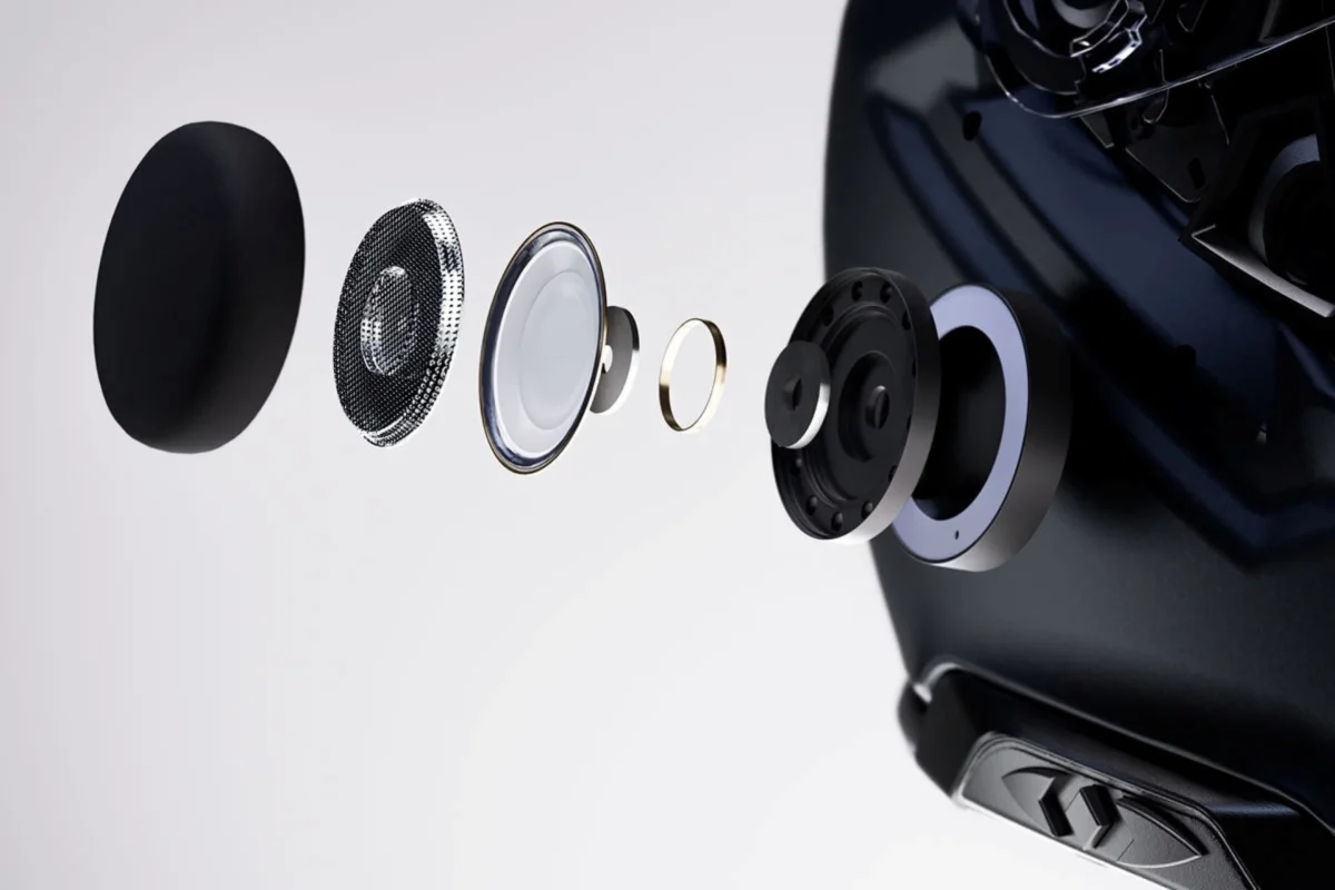 تصویری از اجزای داخلی اسپیکر کلاه Shoei GT-Air 3 Smart که به‌صورت لایه‌لایه از هم جدا شده‌اند