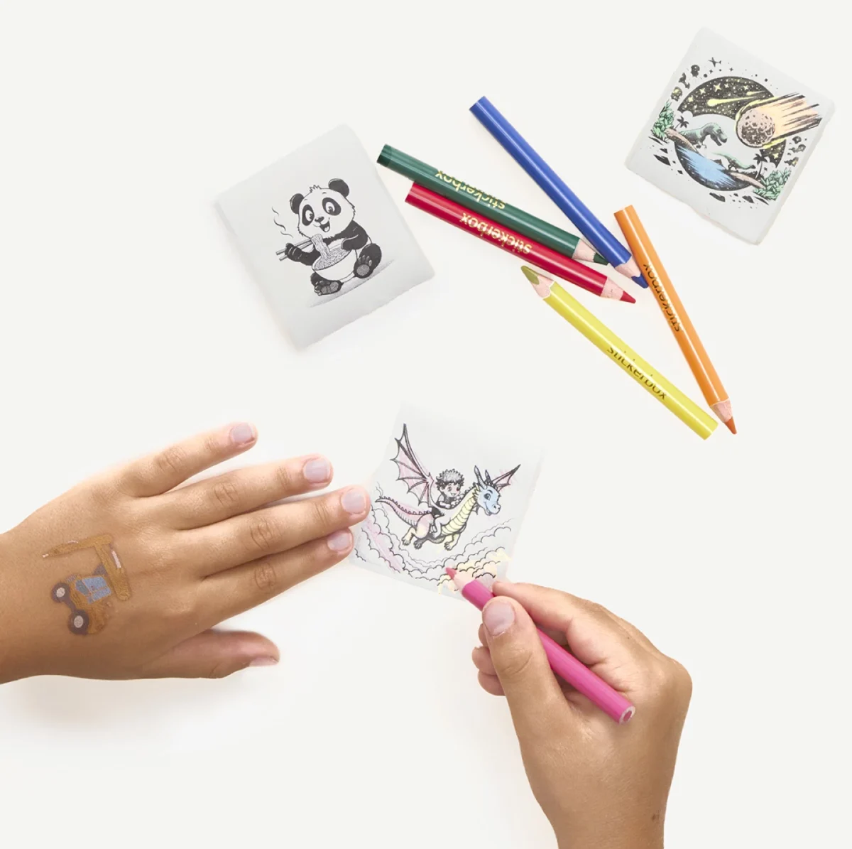 کودک در حال رنگآمیزی برچسبهای چاپشده توسط Stickerbox