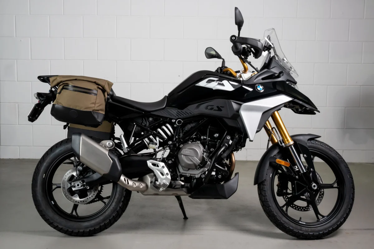 مدل مشکی موتورسیکلت BMW F 450 GS با کیف بار در عقب برای سفرهای طولانی
