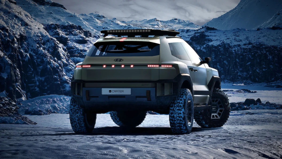 مای عقب Crater در محیط برفی با تایرهای آفرودی بزرگ