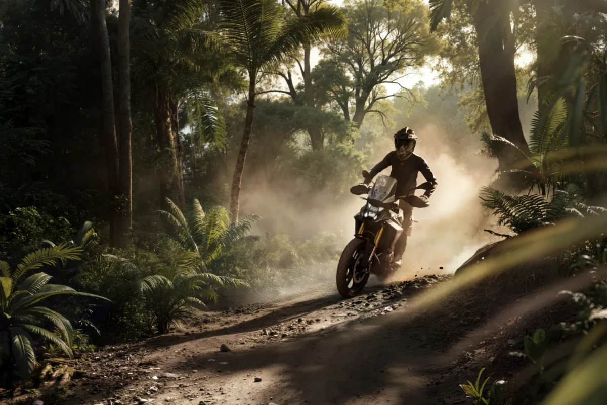 حرکت موتورسیکلت BMW F 450 GS در مسیر خاکی جنگلی