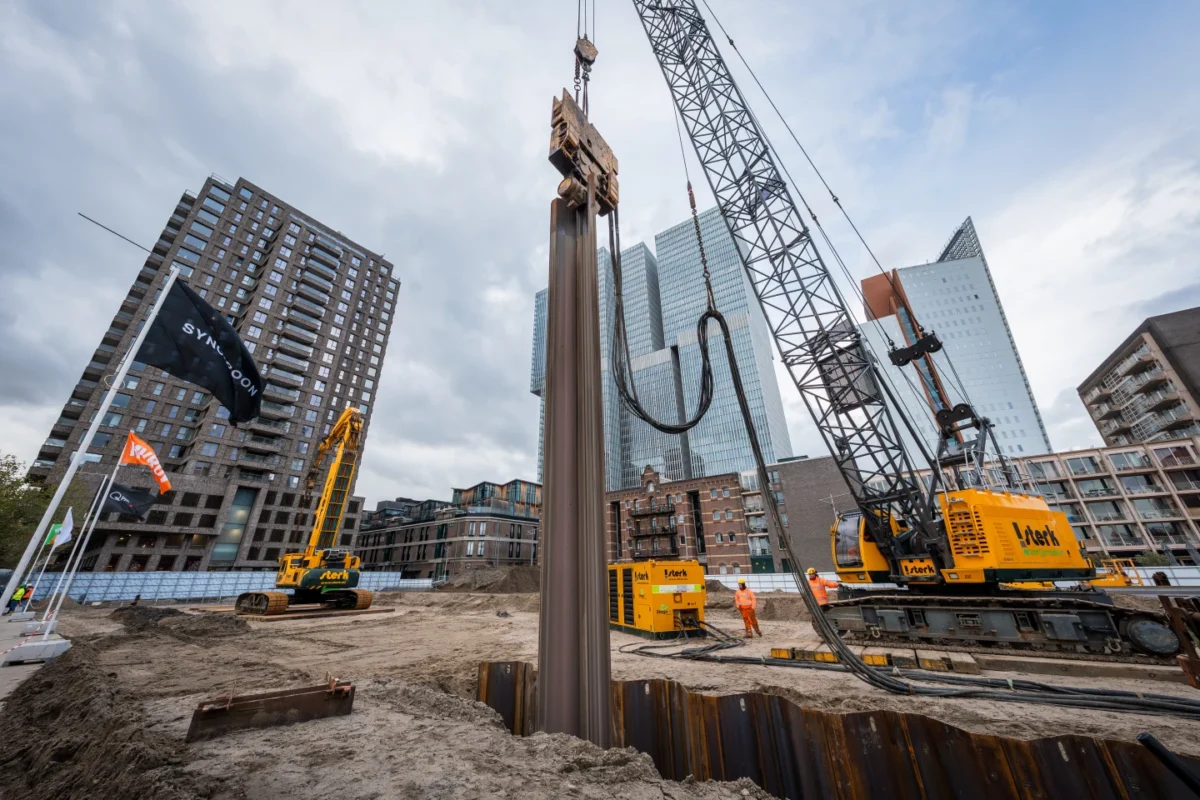 آغاز عملیات ساخت ساخت برجهای دوقلوی The Sax در روتردام با حضور ماشینآلات سنگین و جرثقیلها در محل پروژه