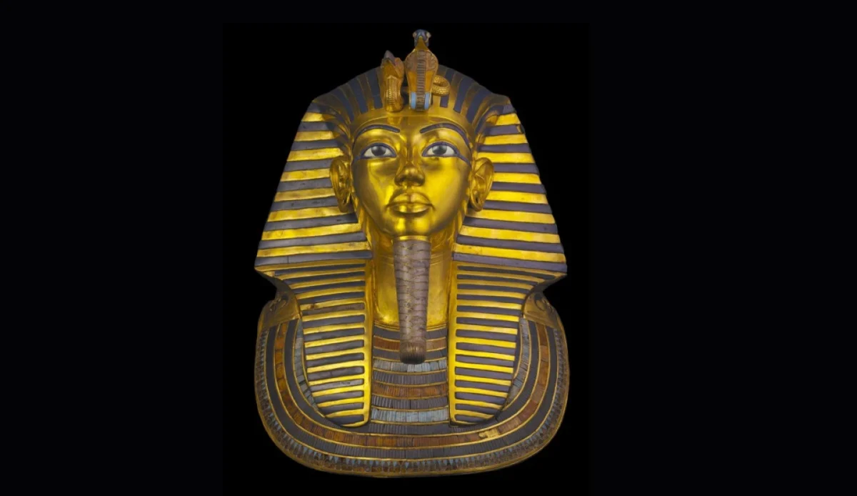 تندیس عظیم رامسس دوم در سرسرای اصلی موزه بزرگ مصر با سقف شیشهای مرتفع