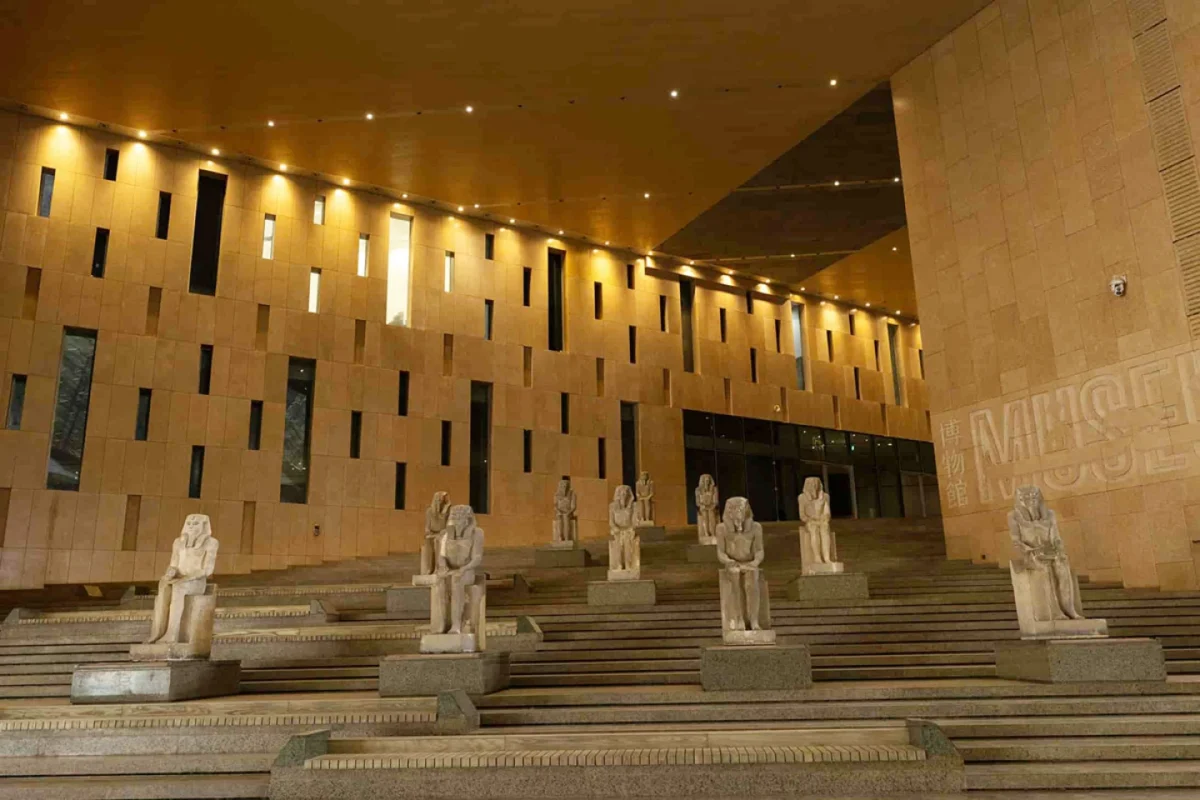 پلکان بزرگ داخلی موزه با مجسمههای سنگی فراعنه در دو طرف ورودی