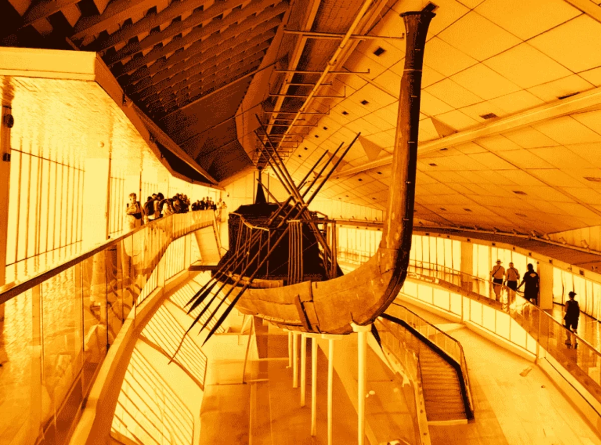 نمای قایق تدفینی ۴۵۰۰ ساله فرعون خوفو در موزه بزرگ مصر