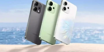 سه مدل گوشی اوپو رینو ۱۵ در کنار هم در رنگهای سفید، سبز زیتونی و مشکی